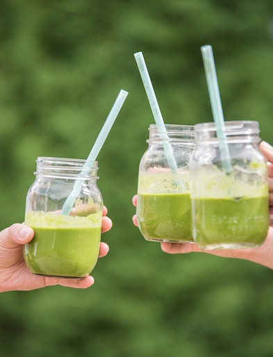 green smoothie cheers outside